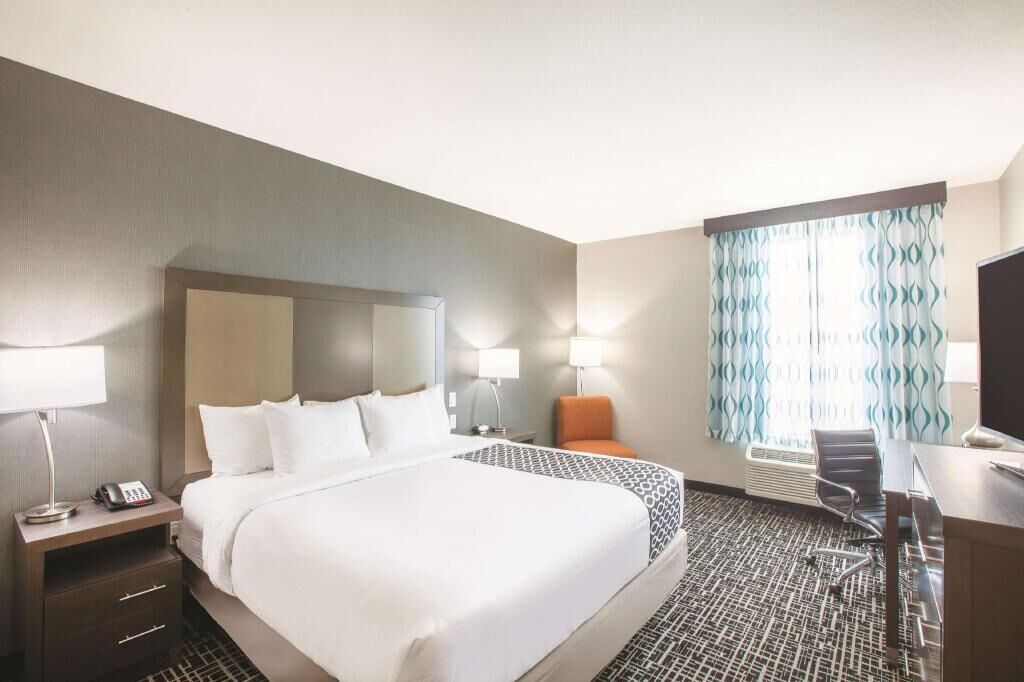 Pillowtop beds, desk, iron/ironing board, free WiFi