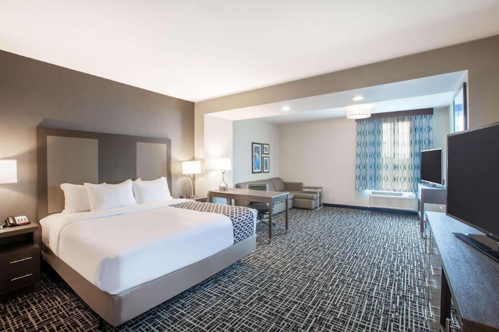 Pillowtop beds, desk, iron/ironing board, free WiFi
