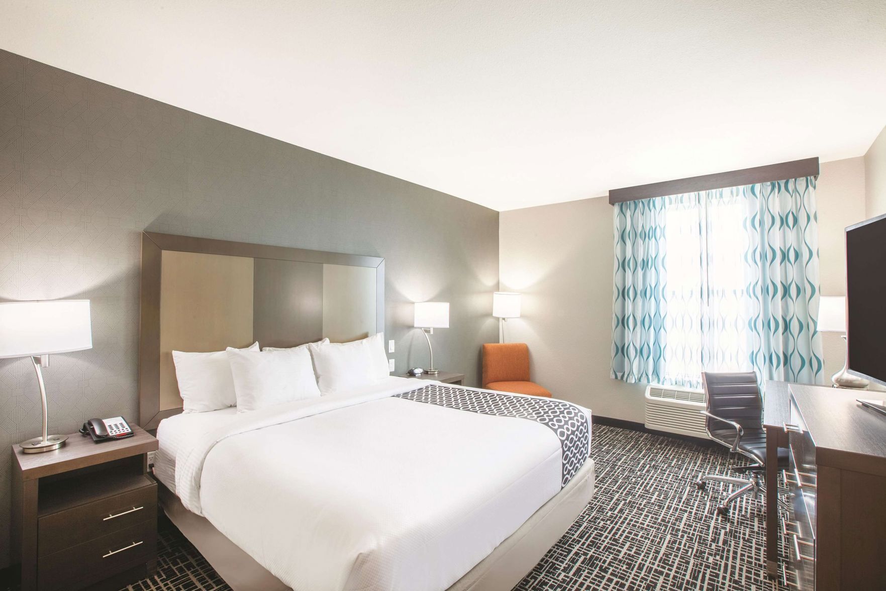 Pillowtop beds, desk, iron/ironing board, free WiFi