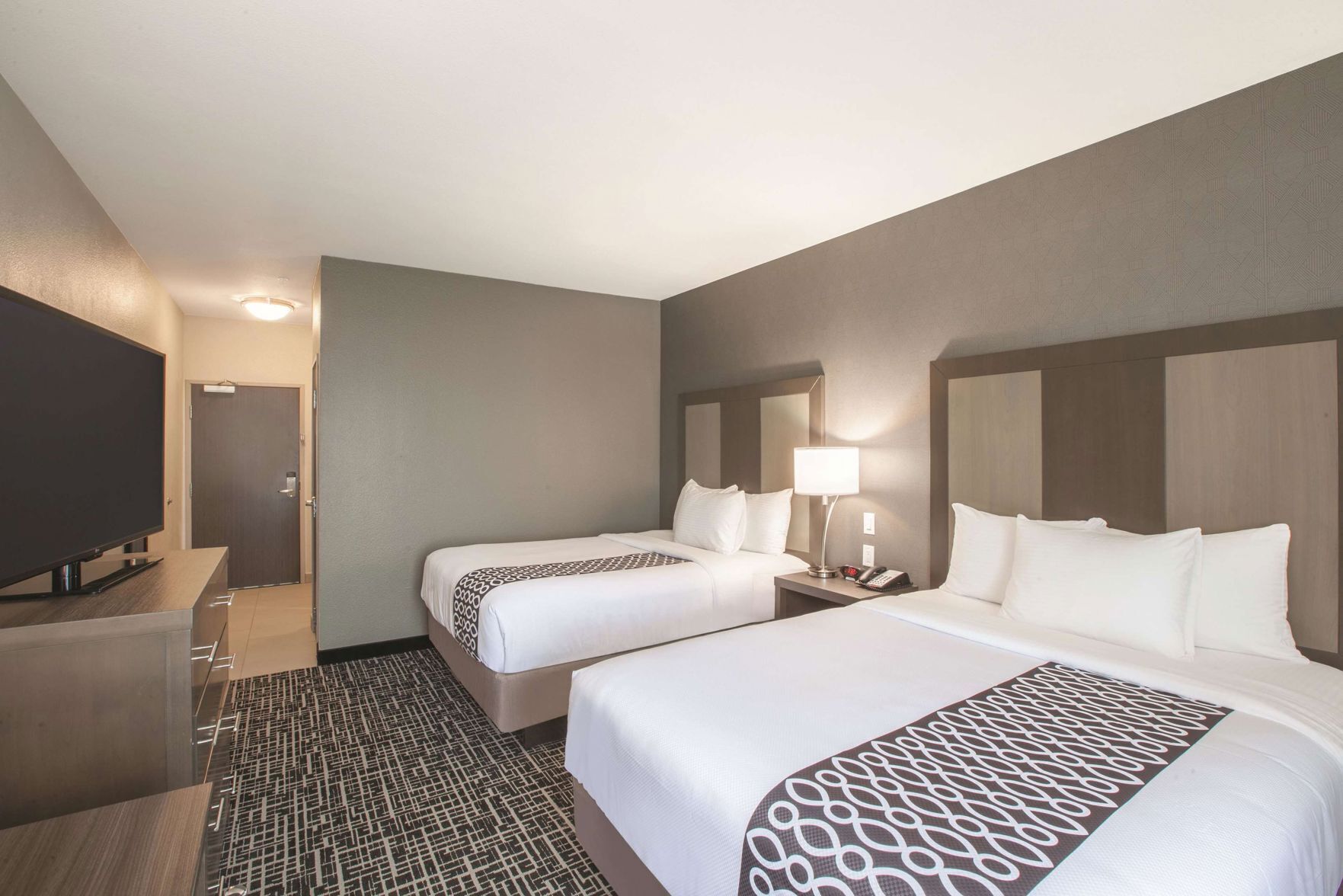 Pillowtop beds, desk, iron/ironing board, free WiFi