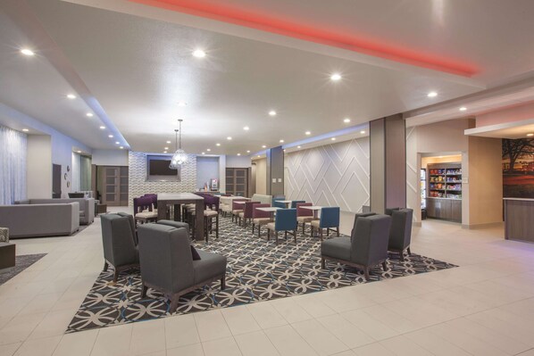 Lobby - La Quinta Inn & Suites by Wyndham San Marcos Outlet Mall (San Marcos)