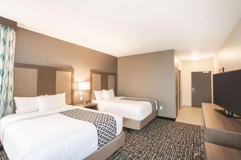 Pillowtop beds, desk, iron/ironing board, free WiFi