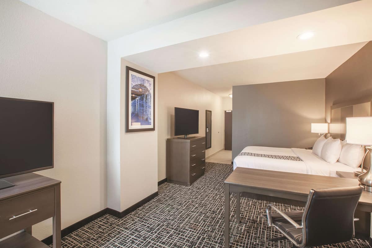 Pillow-top beds, desk, iron/ironing board, free WiFi