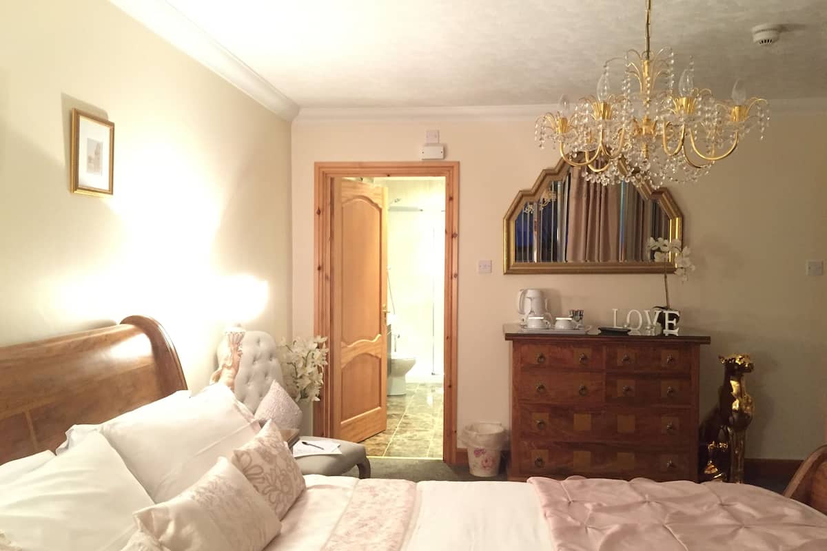 Double Room, 1 King Bed, Jetted Tub, Sea View | Premium bedding, individually decorated, individually furnished