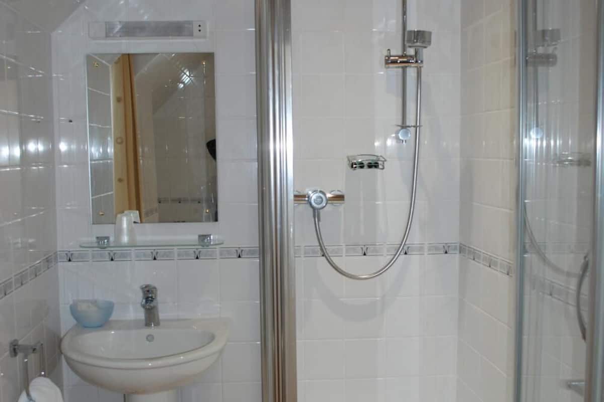 shower, free toiletries, towels