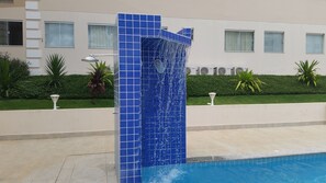 6 outdoor pools