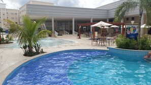 6 outdoor pools