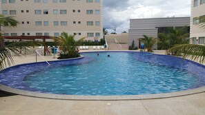 6 outdoor pools