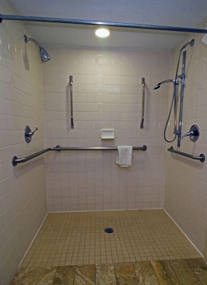 Standardrum - 1 kingsize-säng - tillgänglighetsanpassat - icke-rökare (Walk-in Shower) | Skrivbord, arbetsyta för laptop och mörkläggningsgardiner