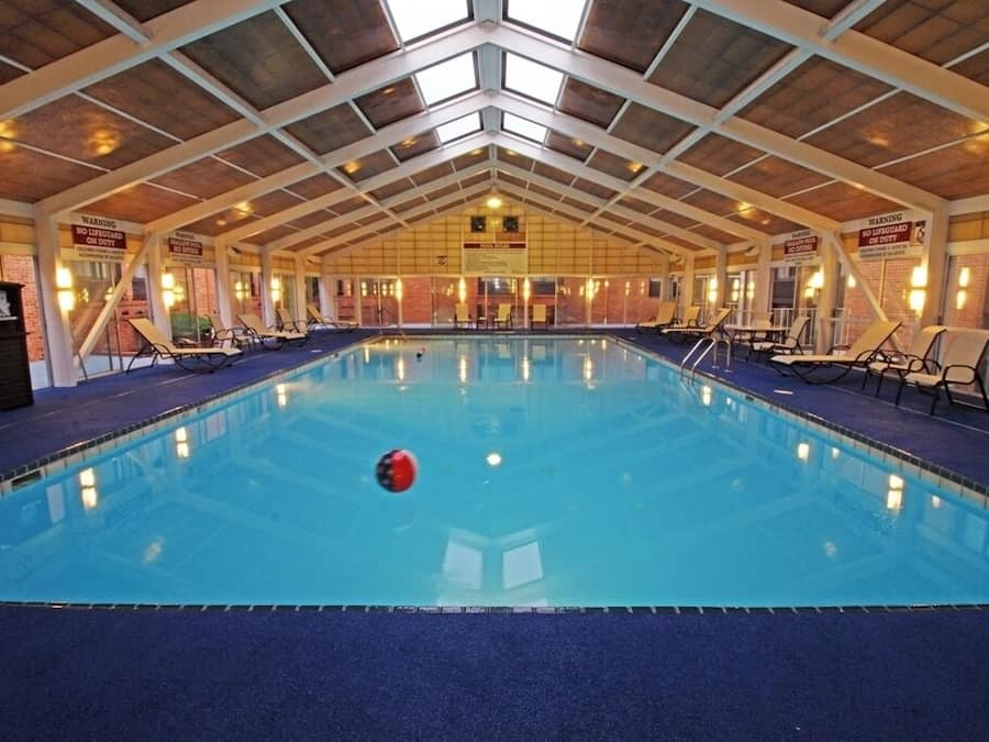 Piscine couverte, chaises longues