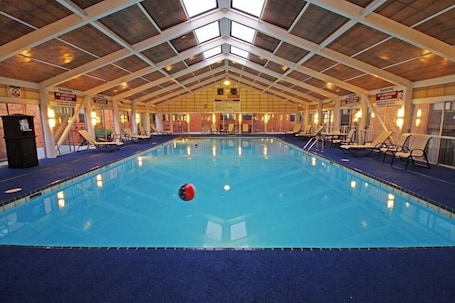 Una piscina cubierta, tumbonas. Best Western Williamsburg Historic District