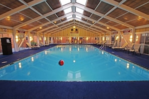 Indoor pool, sun loungers - Best Western Williamsburg Historic District (Williamsburg)