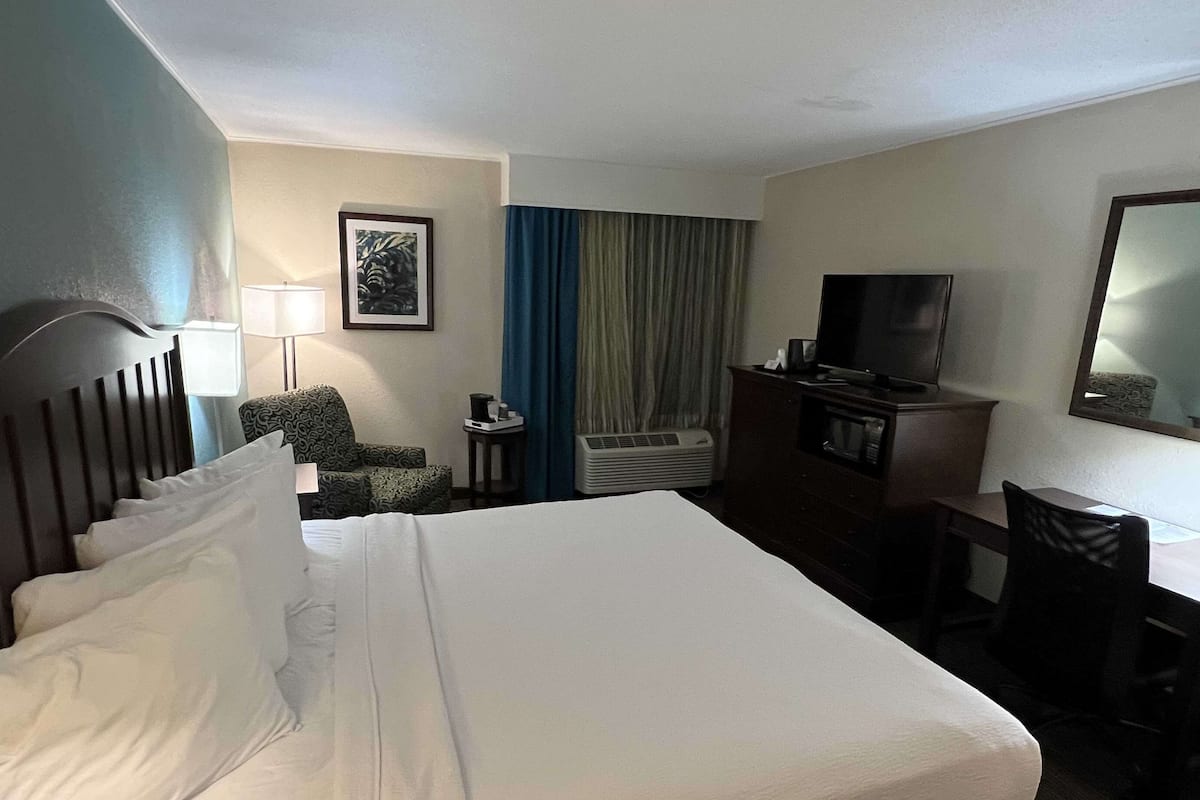 Escritorio, espacio para trabajar con laptop y cortinas blackout