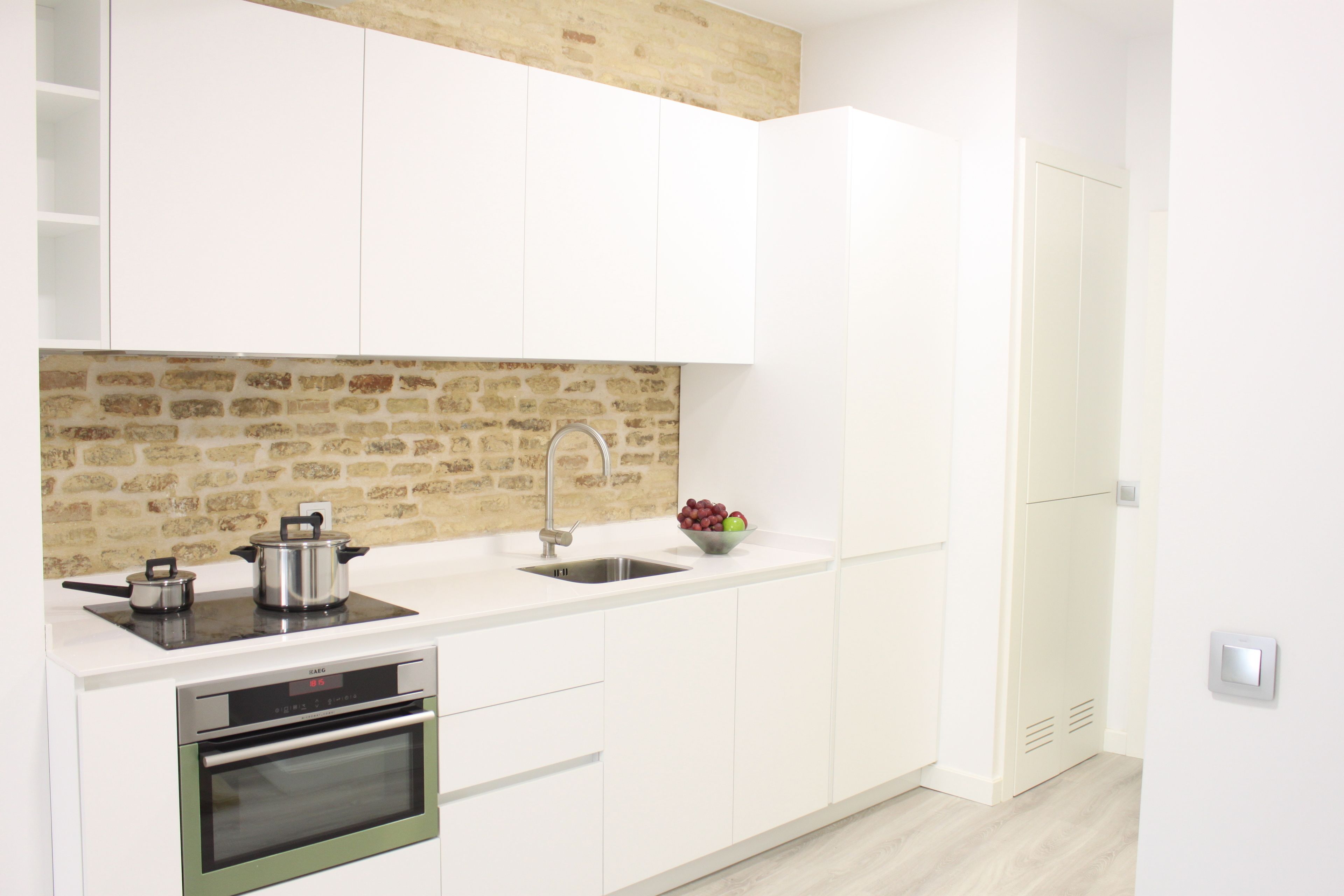 Großer Kühlschrank, Mikrowelle, Ofen, Herdplatte