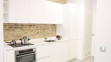 Großer Kühlschrank, Mikrowelle, Ofen, Herdplatte