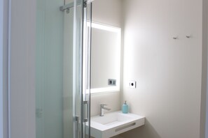 Douche, sèche-cheveux, serviettes fournies