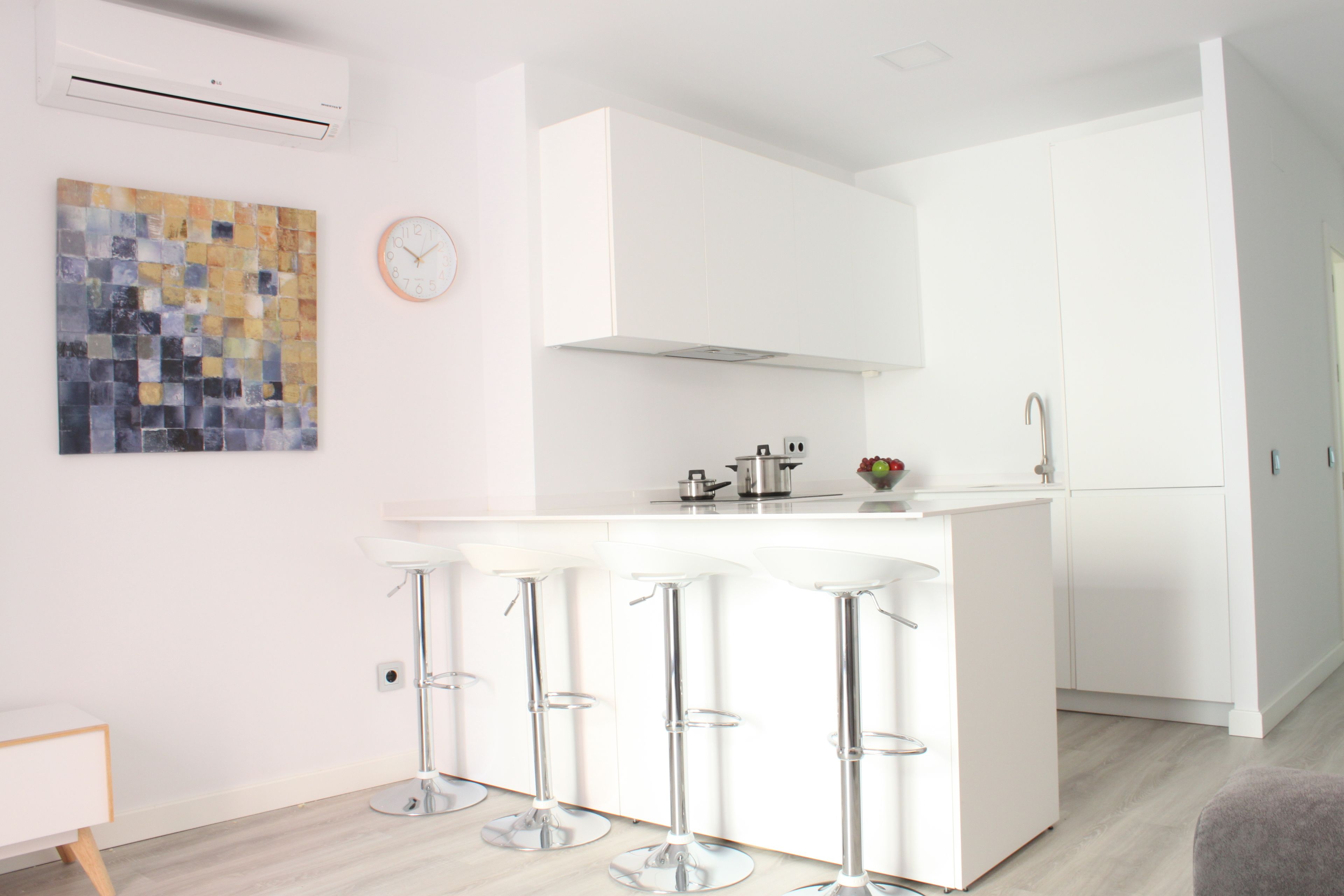 Großer Kühlschrank, Mikrowelle, Ofen, Herdplatte