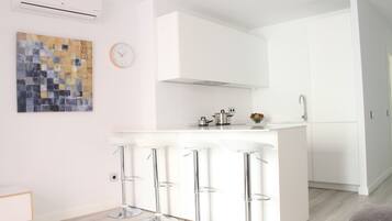 Großer Kühlschrank, Mikrowelle, Ofen, Herdplatte