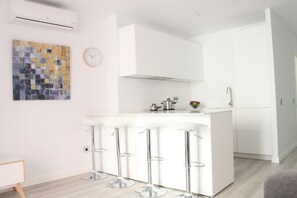 Refrigerador con congelador, microondas, horno y parrilla de estufa