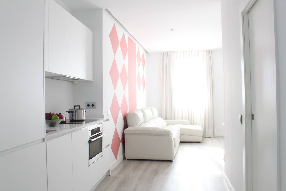 Refrigerador con freezer, microondas, horno, placa de cocina