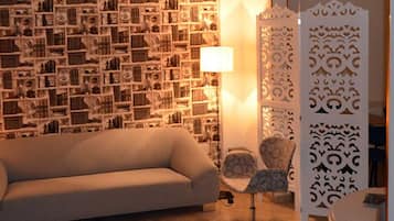 Coin salon dans le hall