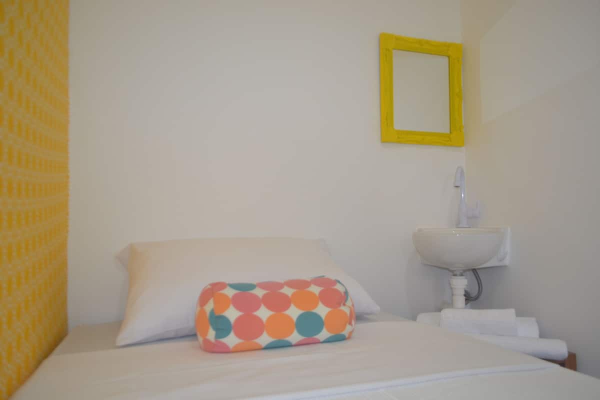 Chambre Simple Confort (no window - yellow)