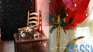 A room with a wooden chair, a small table, and a glass window with a red decorative element. - B&B SheLisa (Rome)