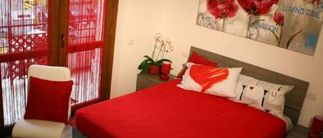 Kamer, 1 twee- of 2 eenpersoonsbedden, gedeelde badkamer | Een bureau, gratis babybedden, extra bedden, gratis wifi