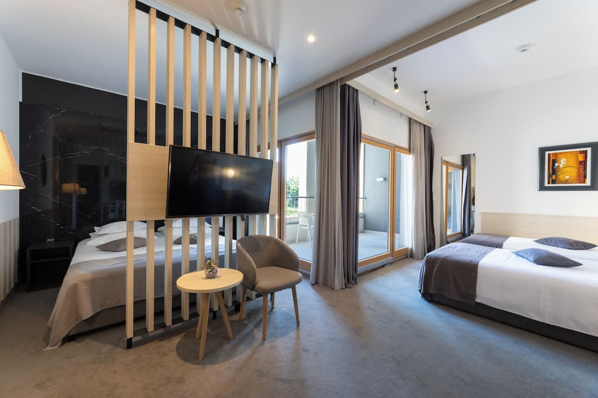 Junior Luxury Suite with Balcony  | 高档床上用品、加厚床垫、迷你吧、客房内保险箱