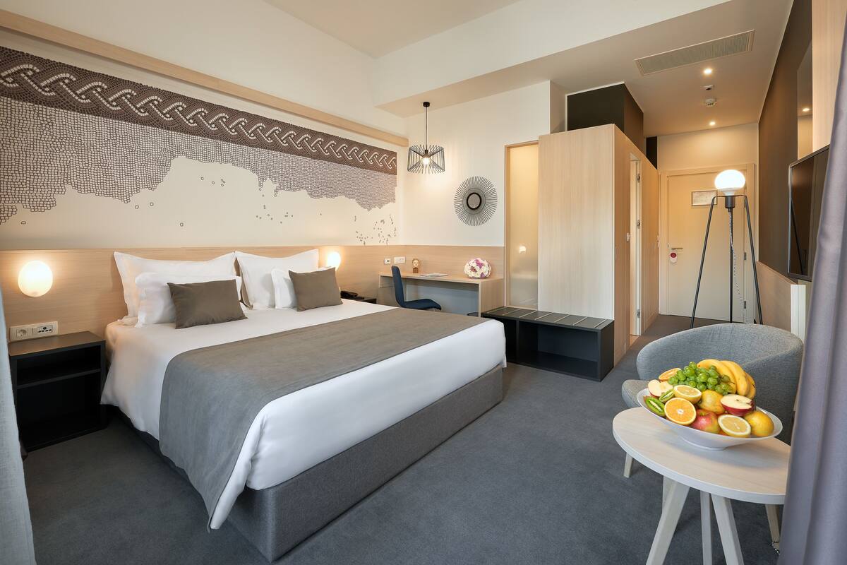 Deluxe room with Balcony | 高档床上用品、加厚床垫、迷你吧、客房内保险箱