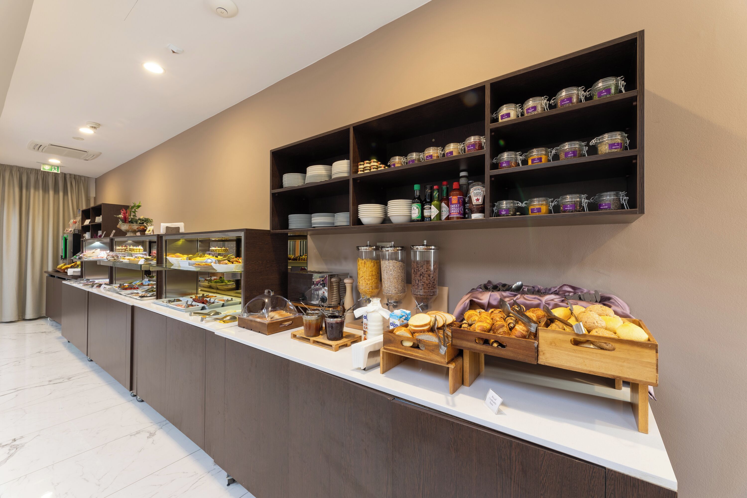Una mesa de buffet con diversos alimentos y salsas.