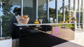 Poolside bar