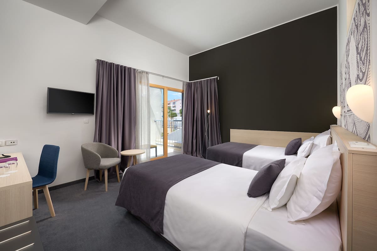 Standard room with Balcony | 高档床上用品、加厚床垫、迷你吧、客房内保险箱