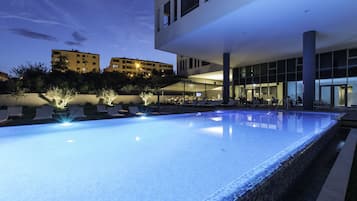 Inomhuspool, en säsongsöppen utomhuspool, parasoller och solstolar