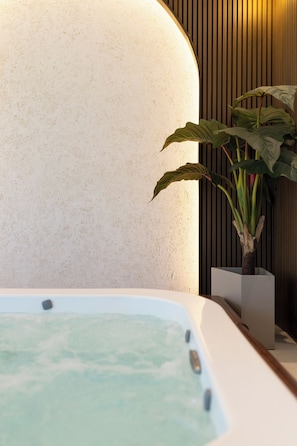 Body treatments, massages on the beach, body scrubs, facials