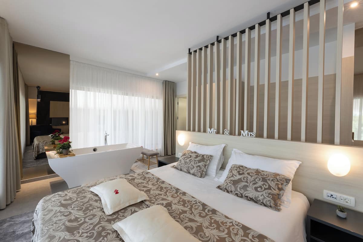 Luxury Cesar Suite | 高档床上用品、加厚床垫、迷你吧、客房内保险箱