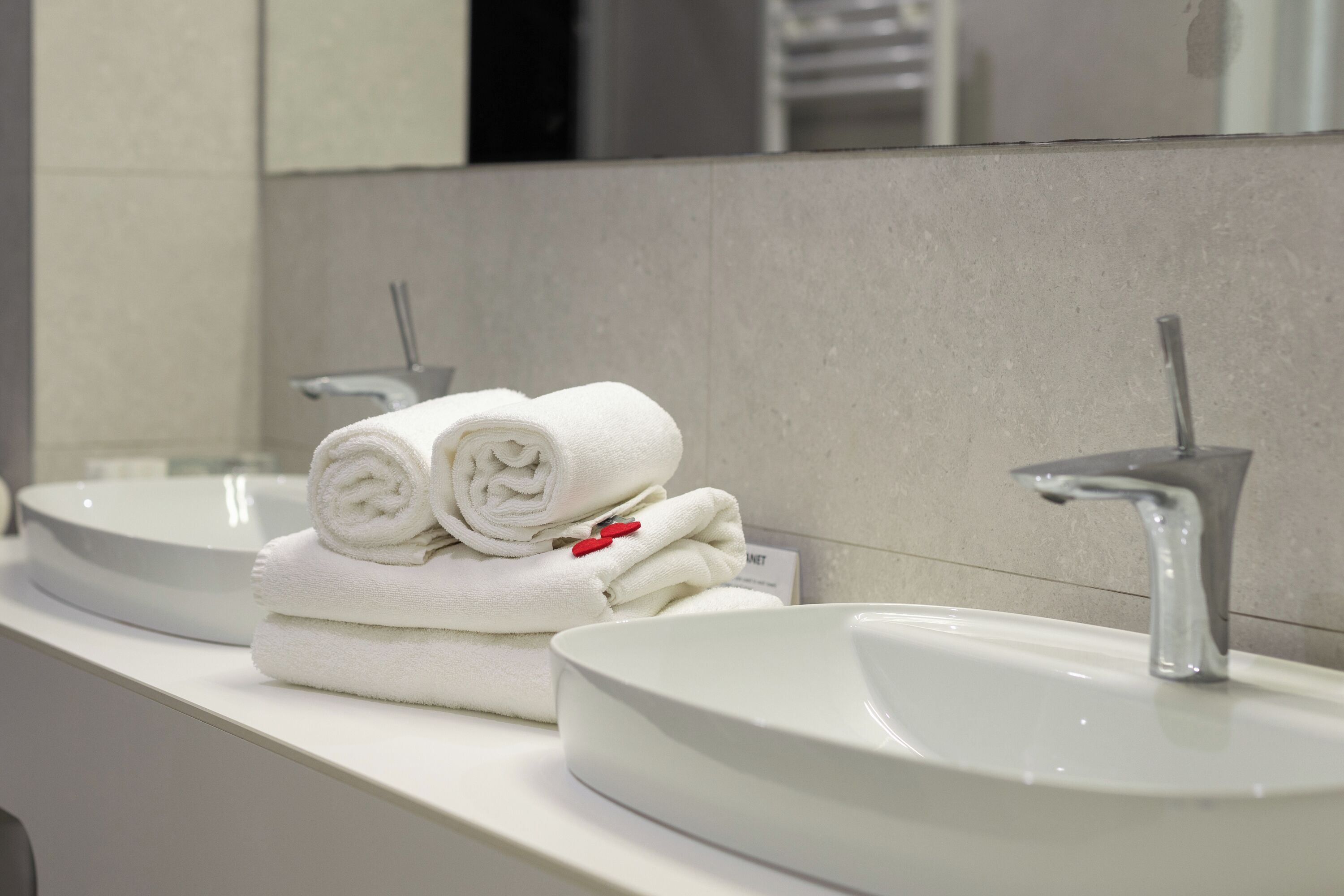 Ein Badezimmer mit zwei Waschbecken und einem Spiegel.