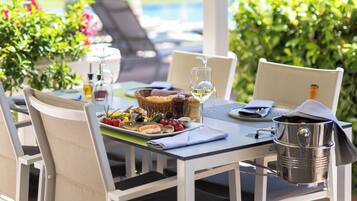 Frühstück, Mittagessen, Abendessen, lokale Küche