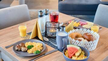 Tägliches Frühstücksbuffet (17 EUR pro Person)