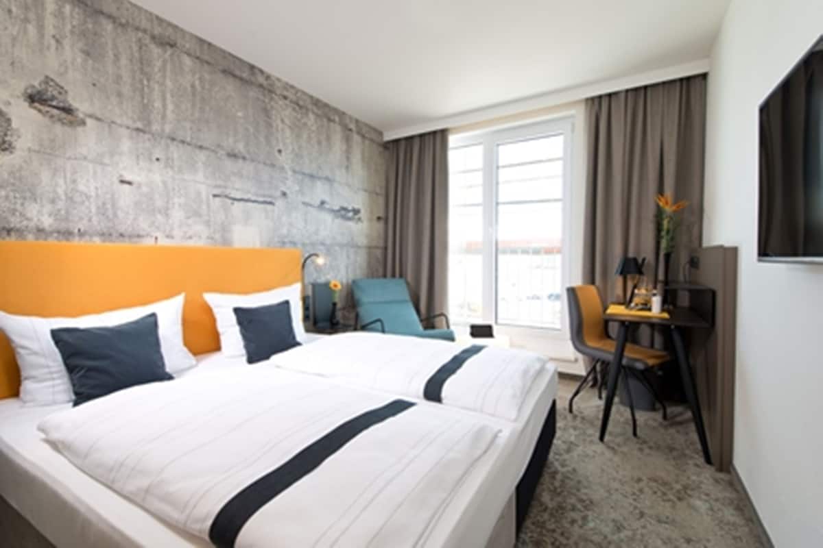 Business Double Room | 1 bedroom, desk, soundproofing, cribs/infant beds