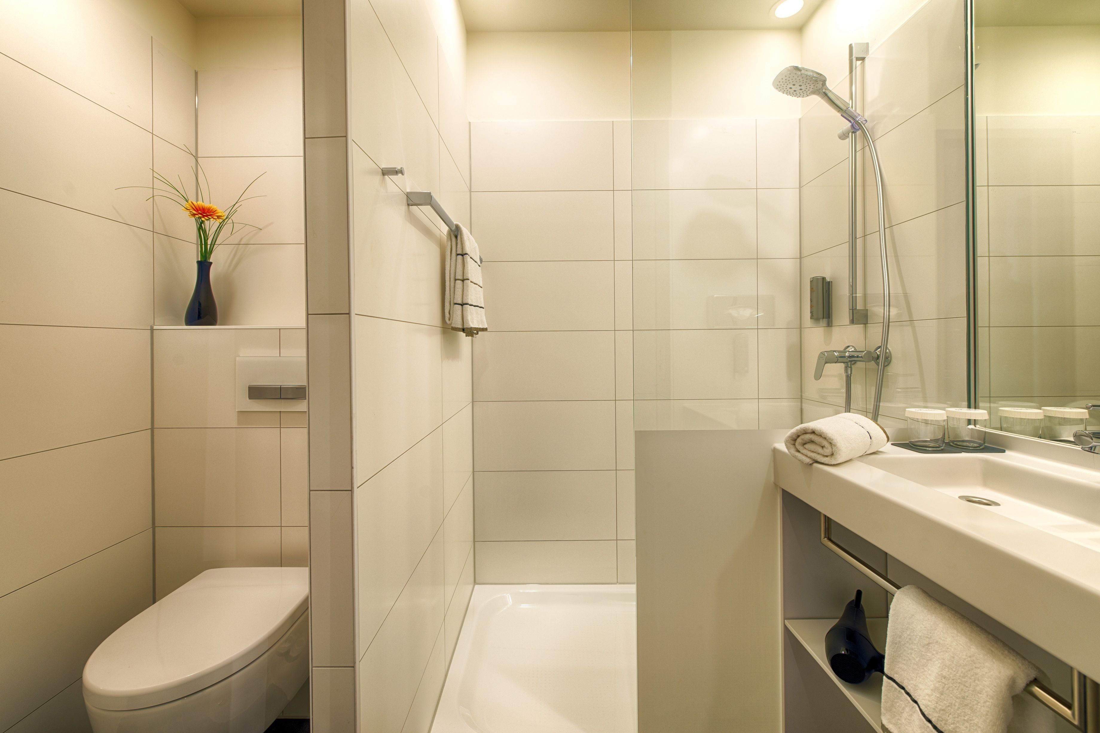 Produtos de toalete biodegradáveis, secador de cabelo, toalhas de banho 