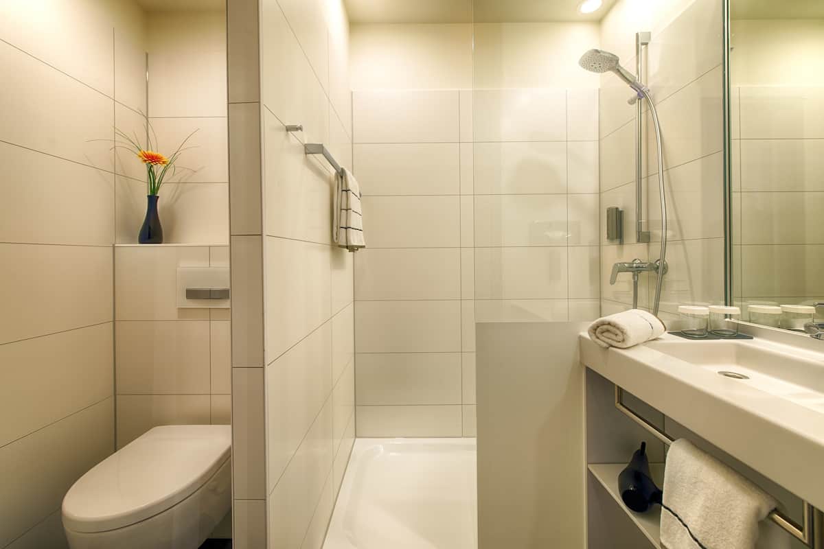 Artículos de tocador ecológicos, secador de pelo, toallas, jabón