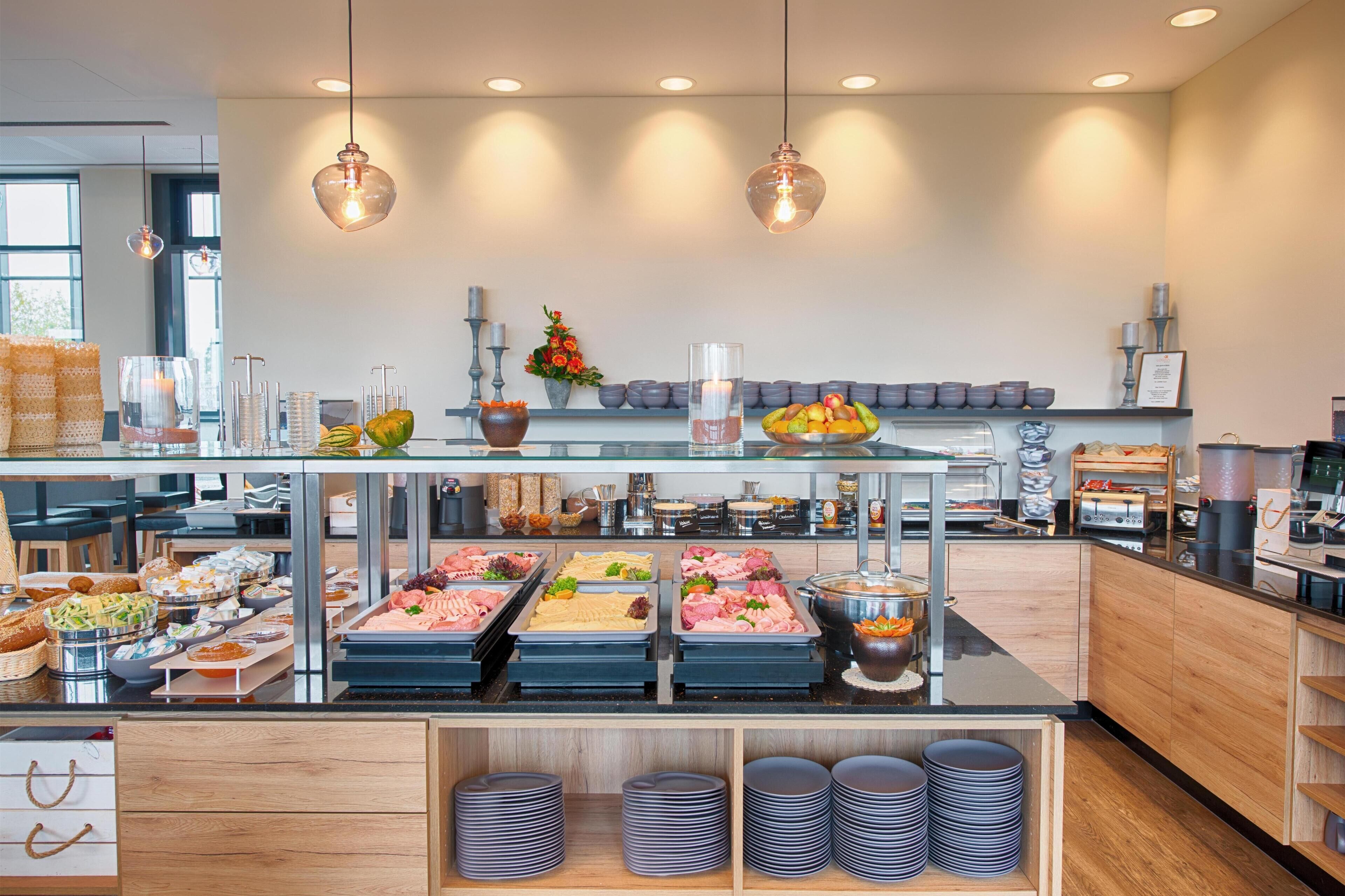 อาหารเช้าแบบบุฟเฟ่ต์ทุกวัน (EUR 17 ต่อคน)