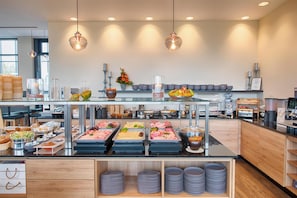 Desayuno buffet diario (EUR 17 por persona)