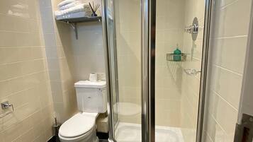 Double Room, Ensuite, Garden View | Bathroom | Free toiletries, hair dryer, towels