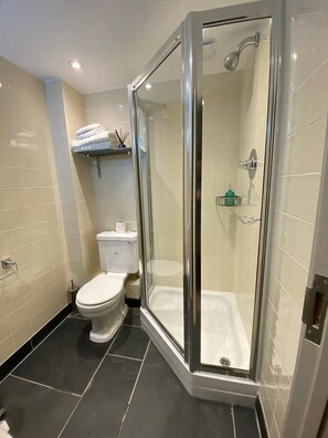 Double Room, Ensuite, Garden View | Bathroom | Free toiletries, hair dryer, towels