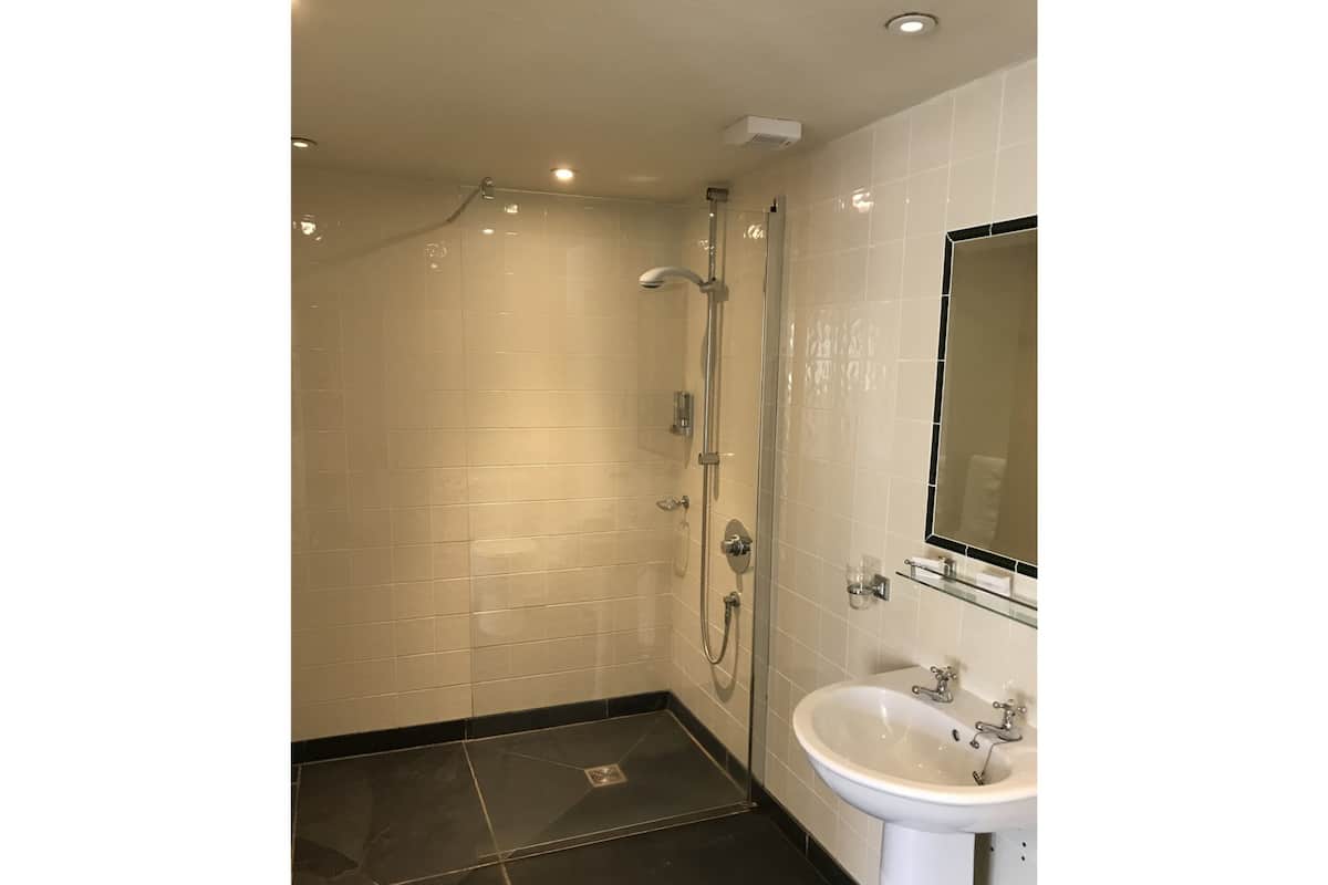 Vierbettzimmer, Gartenblick | WLAN, Bettwäsche