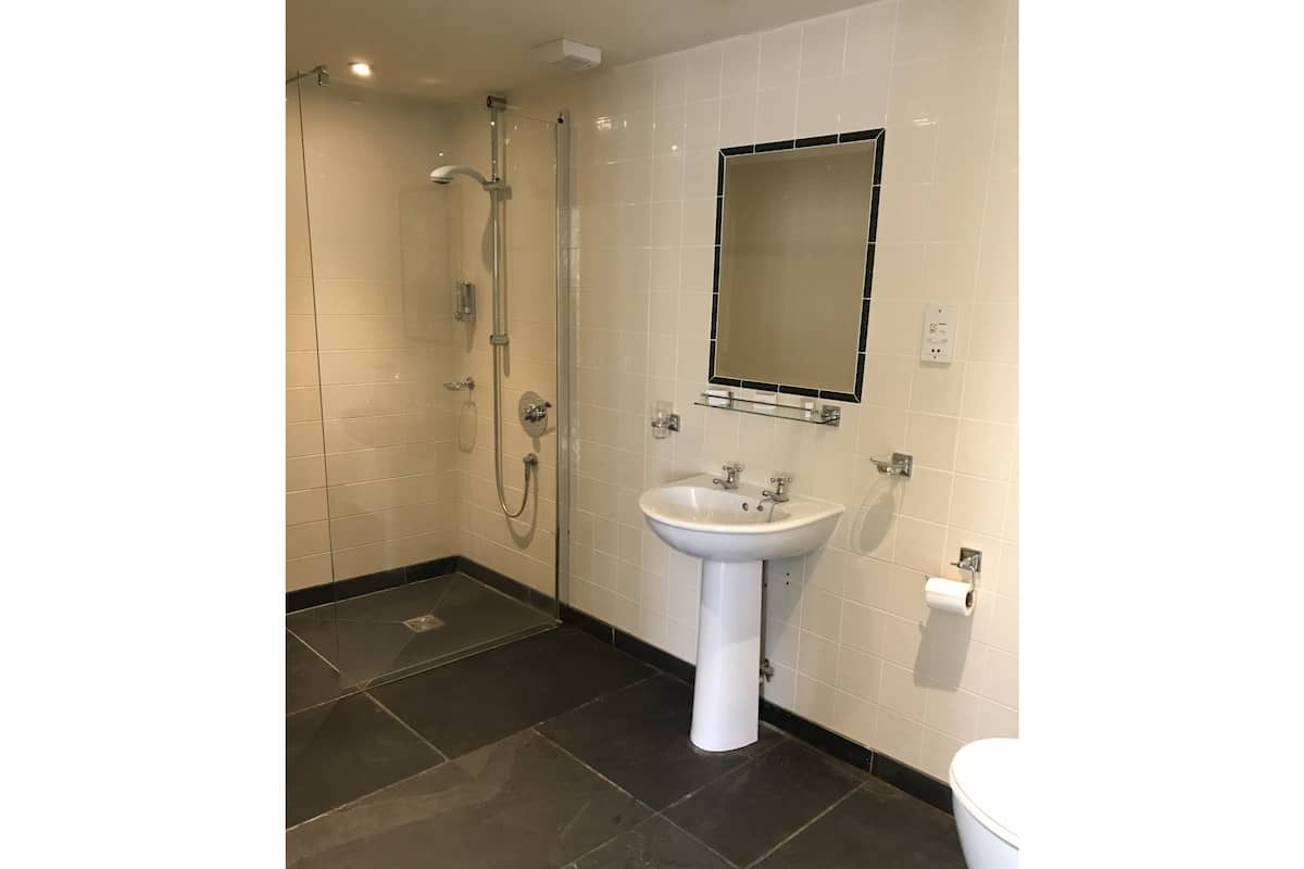 Vierbettzimmer, Gartenblick | Badezimmer | Kostenlose Toilettenartikel, Haartrockner, Handtücher