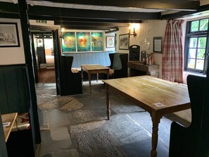 حيث تُقدم وجبات الإفطار، الغداء، العشاء، الأطباق البريطانية