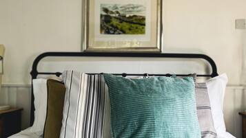 Double Room, Ensuite, Garden View | WiFi, bed sheets